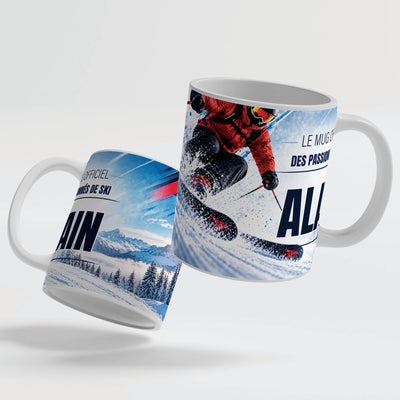 Deux faces du mug ski : le décor continue d'une face à l'autre, prénom au centre ; mug blanc, anse et intérieur colorés ou version magique au choix, livré chez vous (exemple)