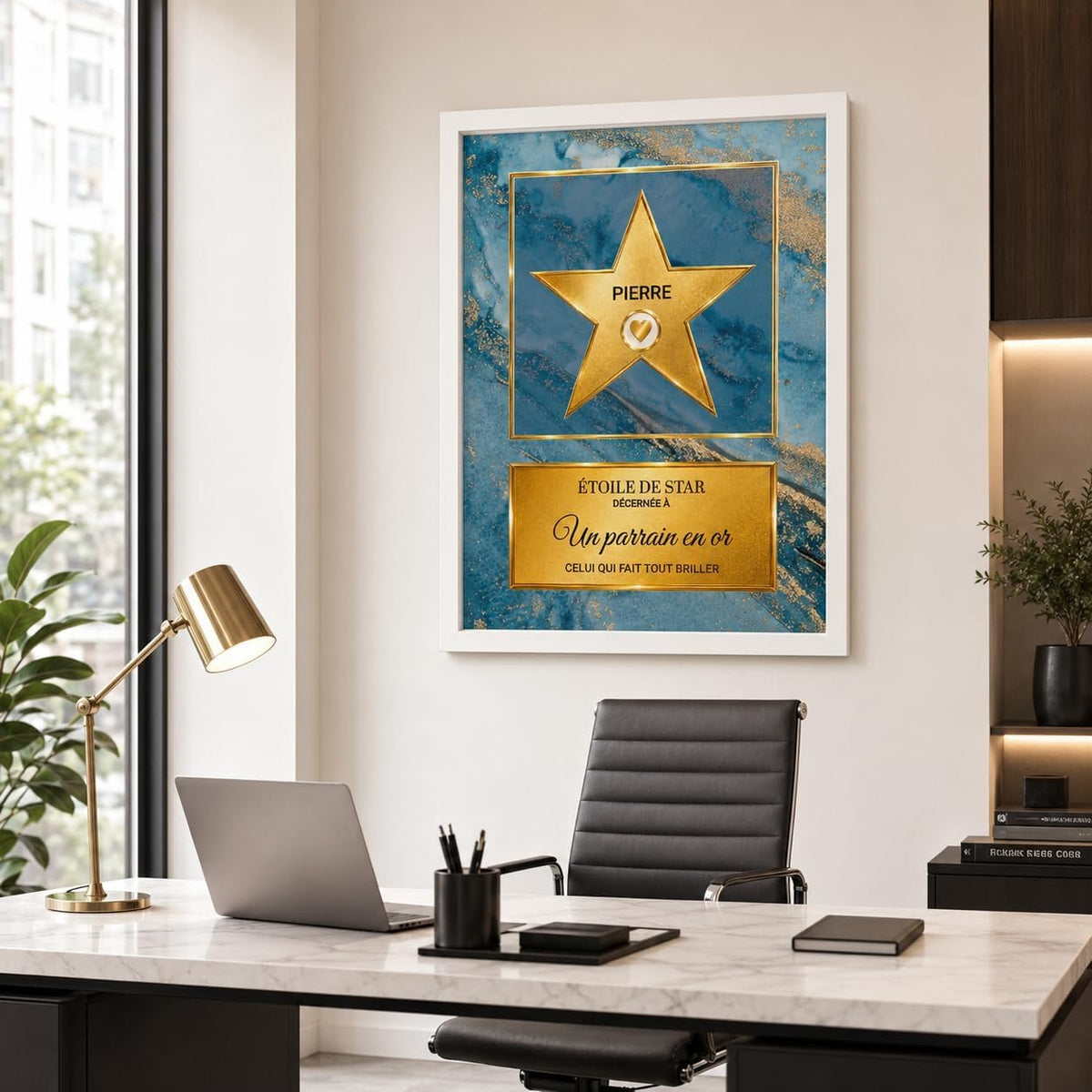 Exemple de déco de bureau : l'étoile dorée sur marbre bleu en cadre blanc au mur, façon Walk of Fame, avec le prénom et le message de votre choix, imprimée et livrée chez vous (exemple)