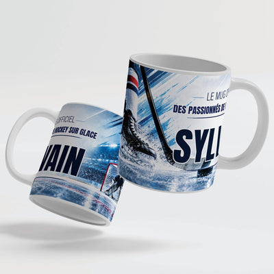 Le mug hockey sur glace de 330 ml vu de deux côtés, en céramique blanche : prénom et texte au choix ; anse et intérieur blancs, noirs, rouges, bleus, verts, roses ou dorés ; livré chez vous (exemple)