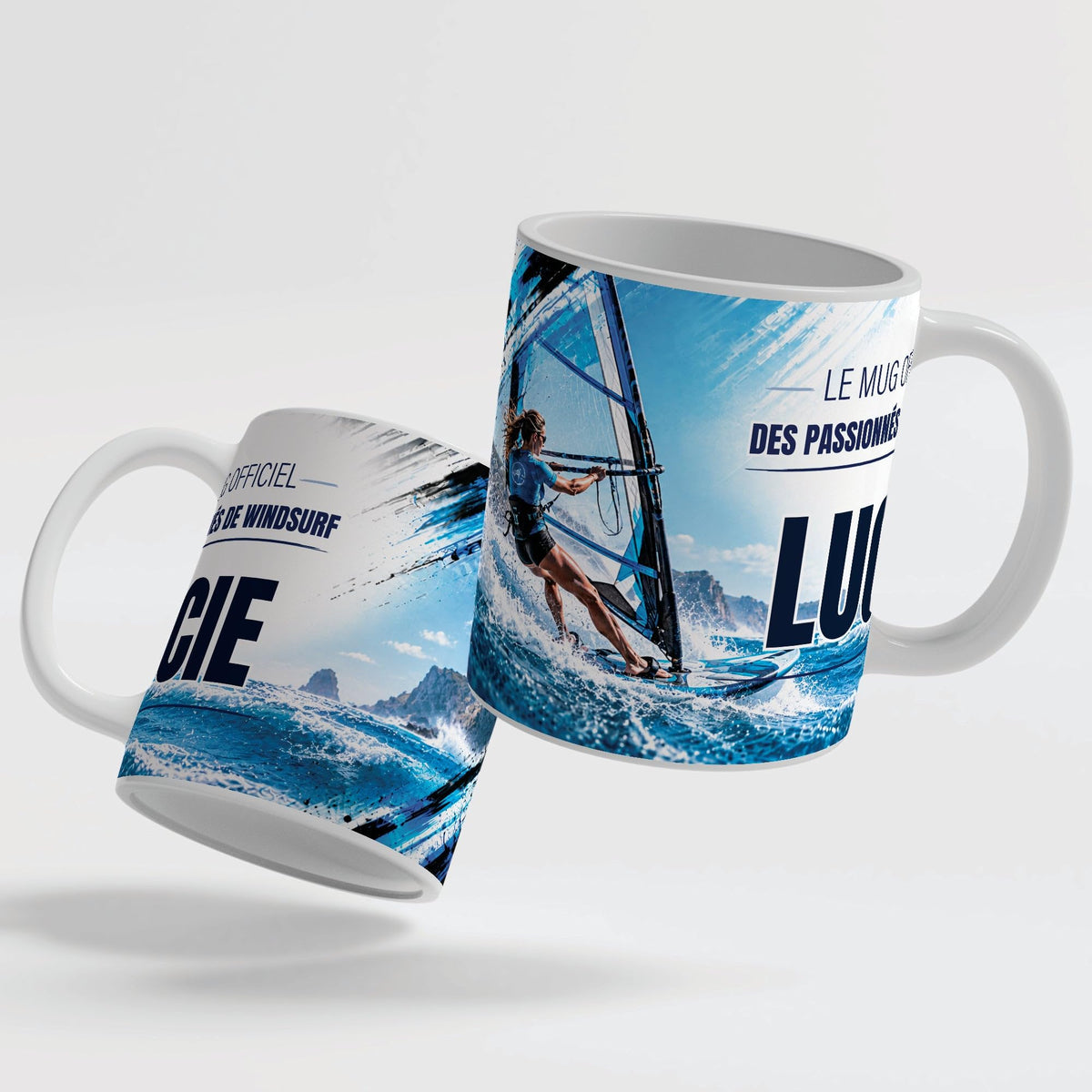 Deux faces du mug windsurf femme : le décor continue d'une face à l'autre, prénom au centre ; mug blanc, anse et intérieur colorés ou version magique au choix, livré chez vous (exemple)
