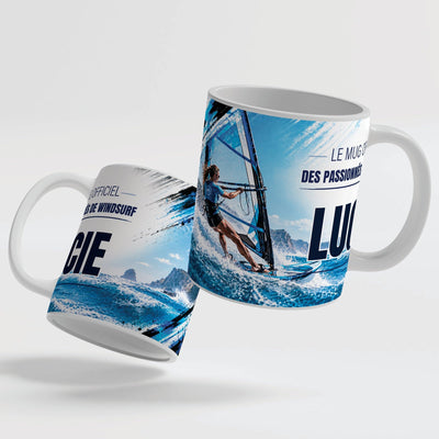 Deux faces du mug windsurf femme : le décor continue d'une face à l'autre, prénom au centre ; mug blanc, anse et intérieur colorés ou version magique au choix, livré chez vous (exemple)