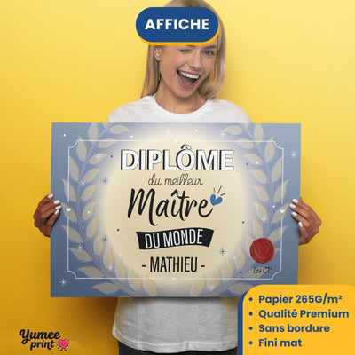 Diplôme « du meilleur maître du monde » imprimé en affiche (poster) sur papier mat sans bordure, tenu à deux mains ; son prénom en grand, livré roulé chez vous (exemple)