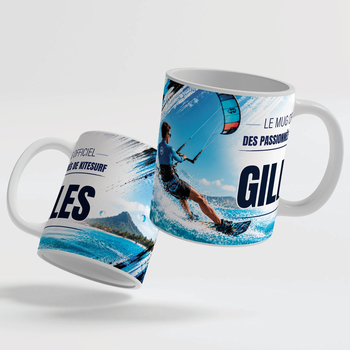 Deux faces du mug kitesurf : le décor continue d'une face à l'autre, prénom au centre ; mug blanc, anse et intérieur colorés ou version magique au choix, livré chez vous (exemple)