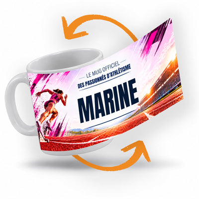 Décor athlétisme déroulé à 360° autour du mug : la piste rouge d'un stade au soleil, touches roses et violettes, votre texte et son prénom au centre ; imprimé puis livré chez vous (exemple)