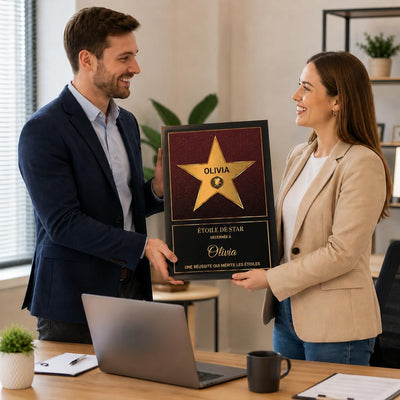 Exemple d'usage au bureau : l'étoile dorée sur fond rouge et noir façon Walk of Fame en cadre noir pour saluer une réussite, prénom et message personnalisés, imprimée et livrée chez vous (exemple)