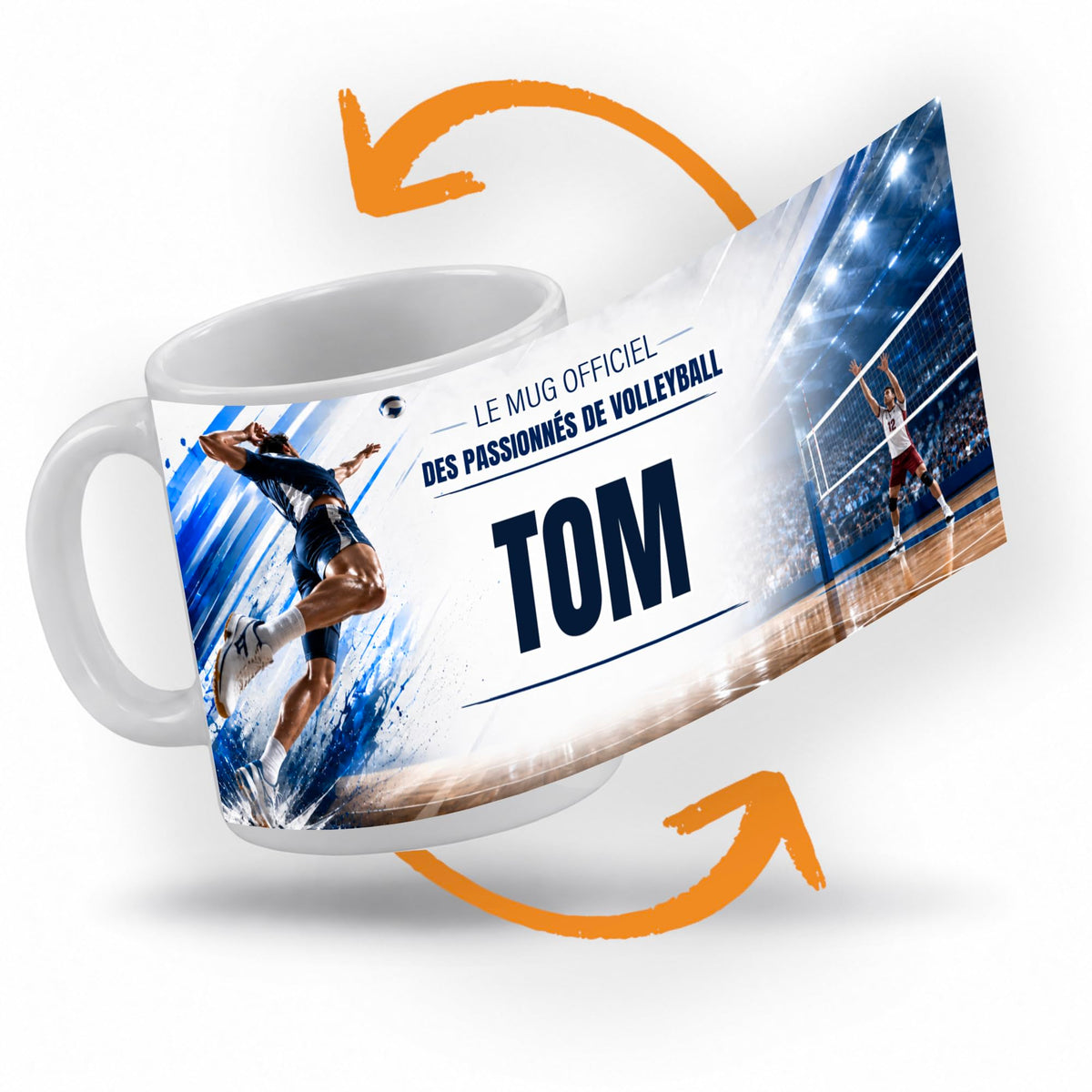Décor volleyball imprimé à 360° sur le mug : un volleyeur au smash dans une salle éclairée, éclats bleus et blancs autour ; prénom au centre, livré chez vous (exemple)