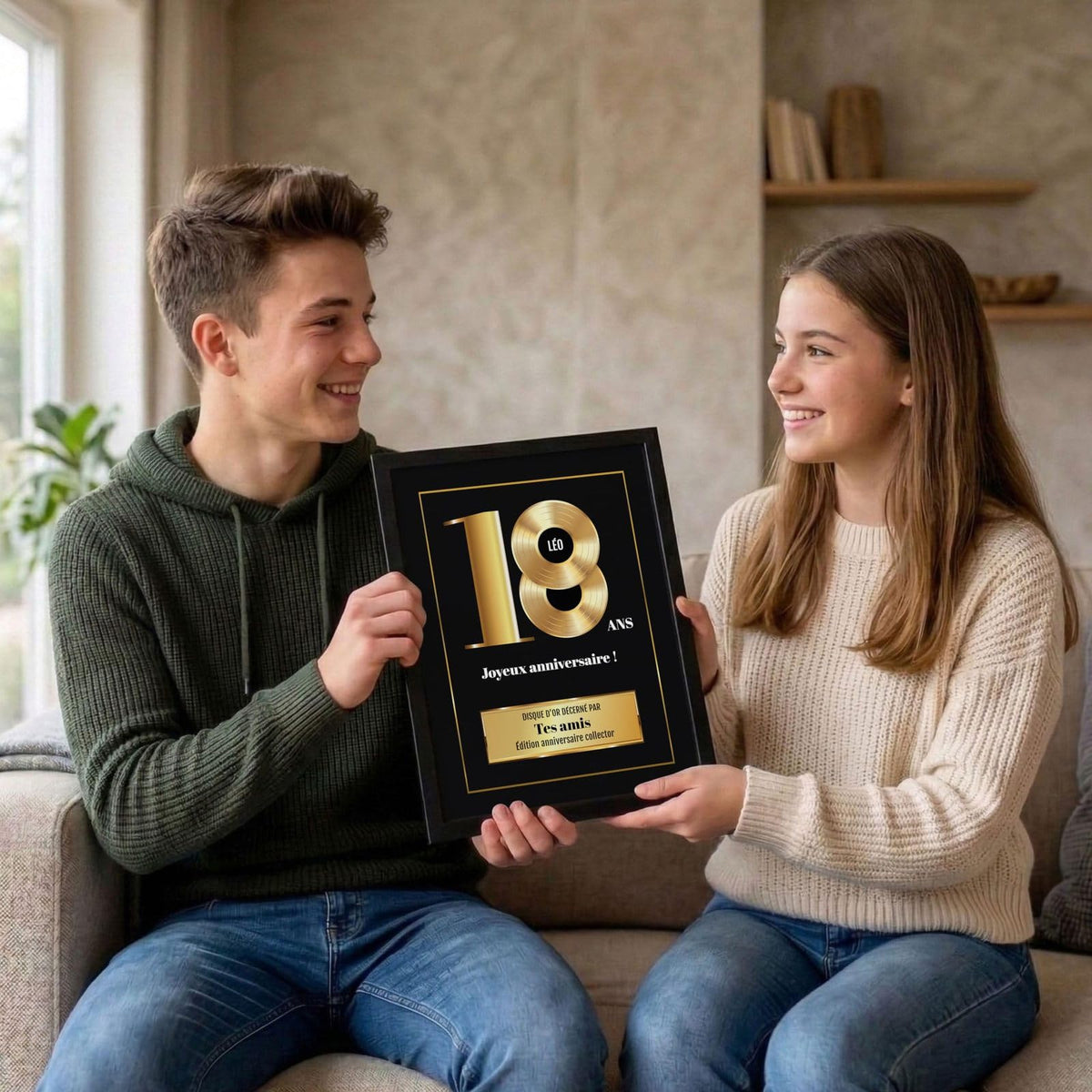 Exemple d'usage : un disque d'or des 18 ans en cadre noir offert en cadeau d'anniversaire, avec prénom et « décerné par » au choix, livré chez vous (exemple)