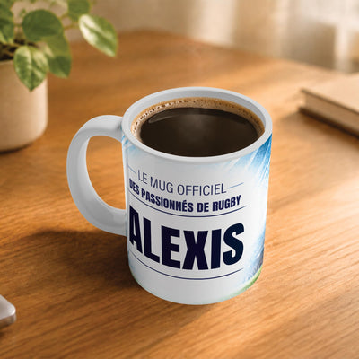 Exemple d'usage : le mug rugby rempli de café sur une table en bois ; 330 ml de céramique blanche, votre prénom imprimé sous le titre, livré à domicile (exemple)