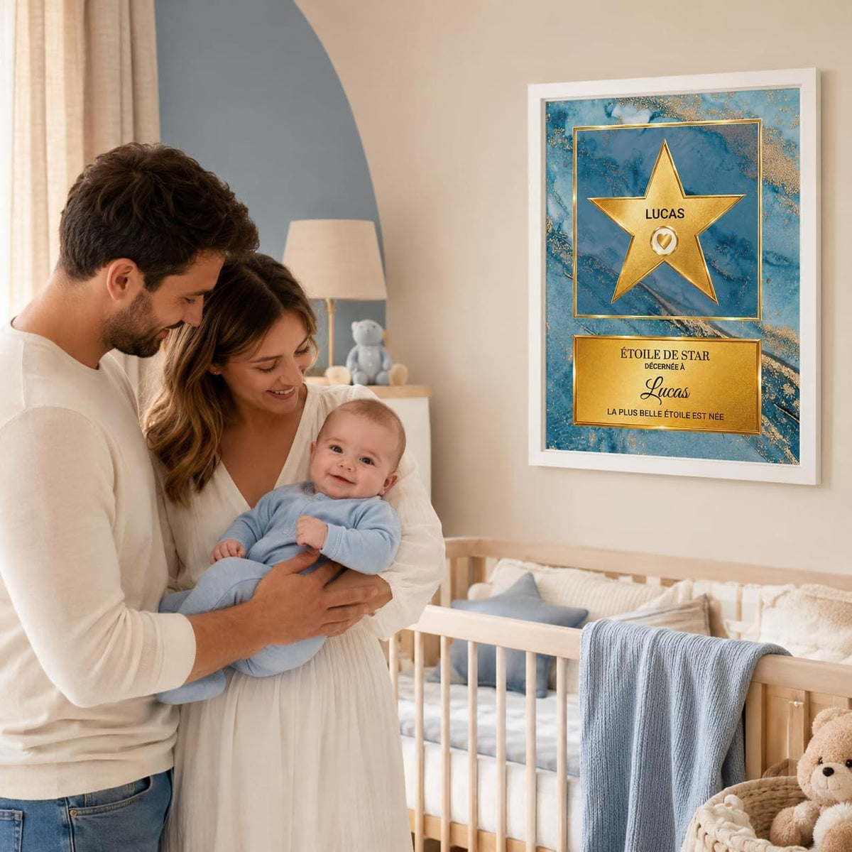 Exemple d'usage pour une naissance : l'étoile dorée sur marbre bleu en cadre blanc, prénom et message au choix, façon Walk of Fame, imprimée et livrée chez vous (exemple)