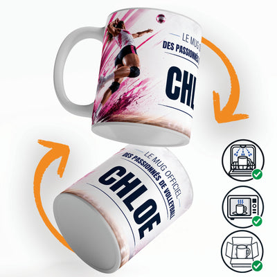 Mug volleyball femme vu sous deux angles, prénom et texte au choix ; compatible lave-vaisselle et micro-ondes, expédié calé dans une boîte en carton jusque chez vous (exemple)