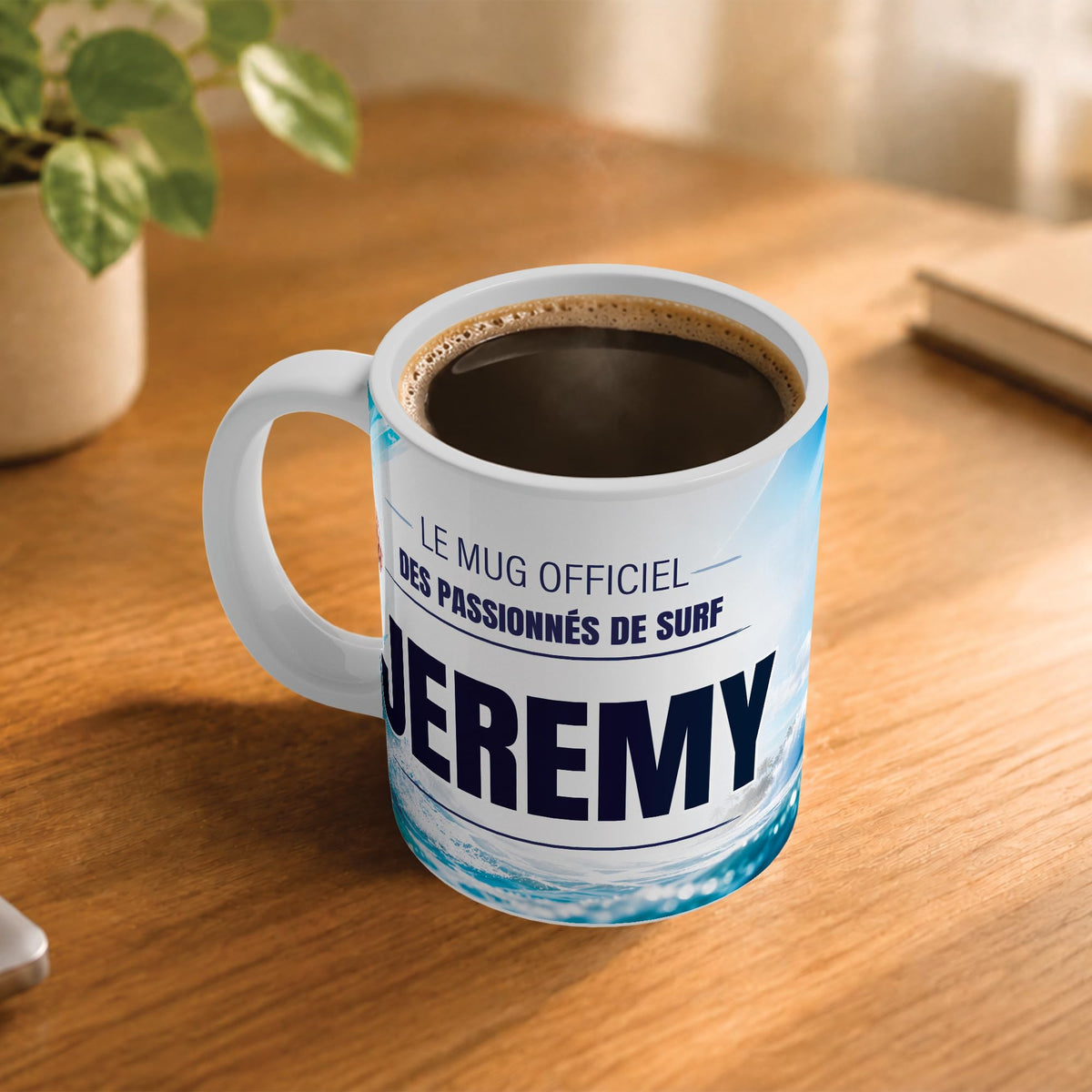 Exemple d'usage : le mug surf rempli de café sur une table en bois ; 330 ml de céramique blanche, votre prénom imprimé sous le titre, livré à domicile (exemple)
