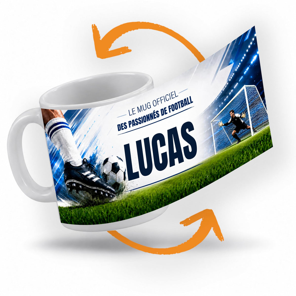 Décor football imprimé à 360° sur le mug : une chaussure à crampons qui frappe le ballon sur la pelouse, un gardien qui plonge dans un stade éclairé ; prénom au centre, livré chez vous (exemple)
