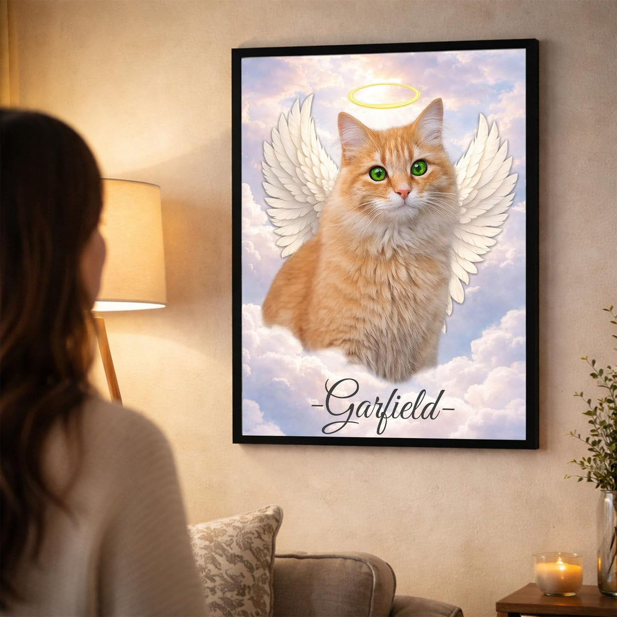 Pour garder votre chat près de vous : son portrait ailé en couleur sur ciel pastel, avec son prénom, accroché au mur en cadre noir, imprimé et livré chez vous (exemple)