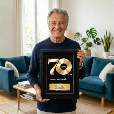 Exemple d'usage : le disque d'or des 70 ans en cadre noir, tenu en souvenir ; son prénom sur le disque, votre signature et un message, livré chez vous (exemple)