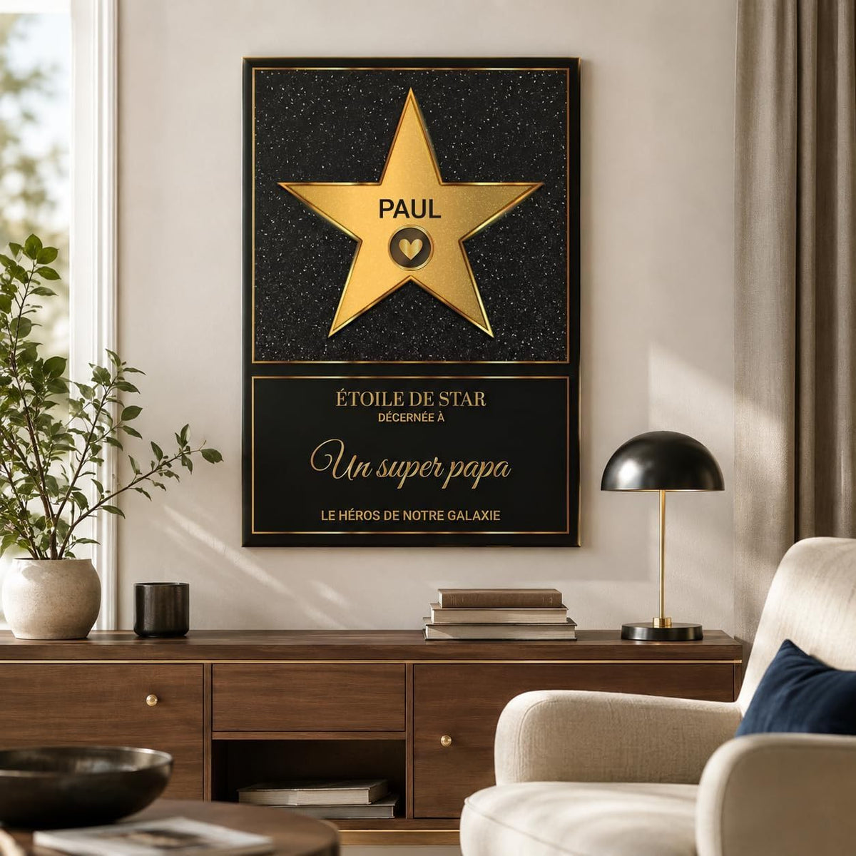Étoile dorée sur fond noir façon Walk of Fame accrochée au salon, à son prénom avec votre message, imprimée et livrée chez vous en affiche (poster), toile canvas, cadre ou plexiglas (exemple)