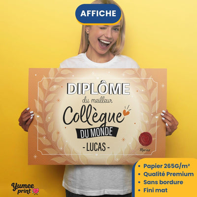 Diplôme « du meilleur collègue du monde » imprimé en affiche (poster) sur papier mat sans bordure, tenu à deux mains ; son prénom en grand, livré roulé chez vous (exemple)