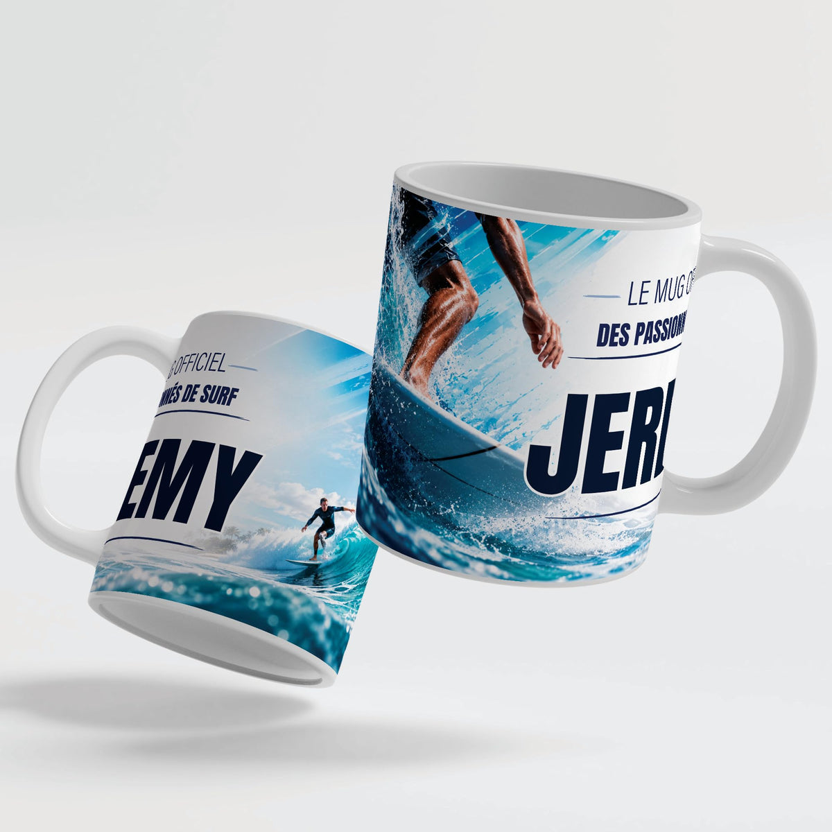Deux faces du mug surf : le décor continue d'une face à l'autre, prénom au centre ; mug blanc, anse et intérieur colorés ou version magique au choix, livré chez vous (exemple)