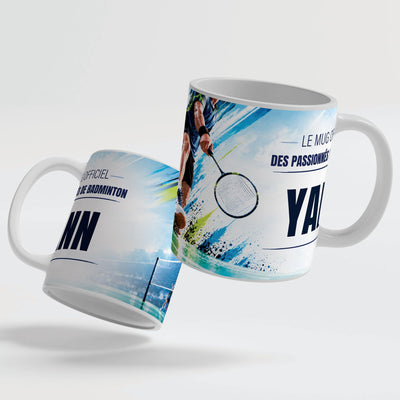Le mug badminton de 330 ml vu de deux côtés, en céramique blanche : prénom et texte au choix ; anse et intérieur blancs, noirs, rouges, bleus, verts, roses ou dorés ; livré chez vous (exemple)