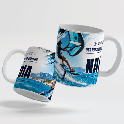 Deux faces du mug wingfoil femme : le décor continue d'une face à l'autre, prénom au centre ; mug blanc, anse et intérieur colorés ou version magique au choix, livré chez vous (exemple)