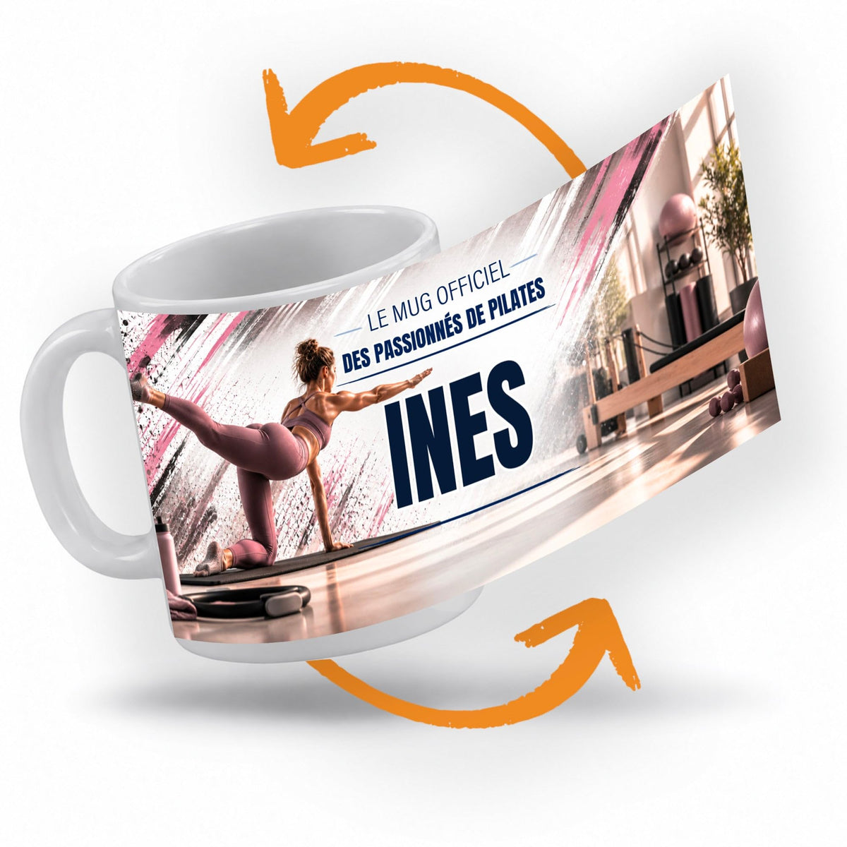 Décor pilates imprimé à 360° sur le mug : une pratiquante de pilates en équilibre sur son tapis, dans un studio lumineux aux tons rose poudré ; prénom au centre, livré chez vous (exemple)