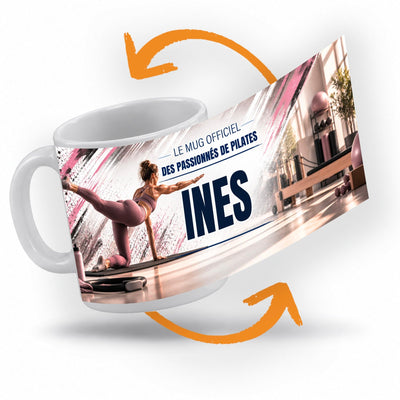 Décor pilates imprimé à 360° sur le mug : une pratiquante de pilates en équilibre sur son tapis, dans un studio lumineux aux tons rose poudré ; prénom au centre, livré chez vous (exemple)
