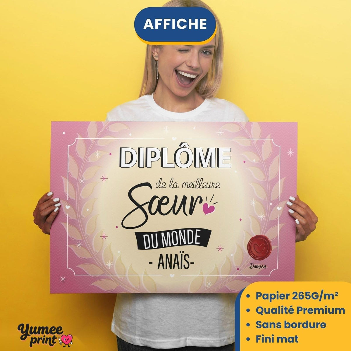 Diplôme « de la meilleure sœur du monde » imprimé en affiche (poster) sur papier mat sans bordure, tenu à deux mains ; son prénom en grand, livré roulé chez vous (exemple)