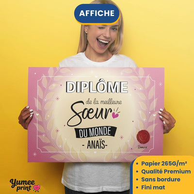 Diplôme « de la meilleure sœur du monde » imprimé en affiche (poster) sur papier mat sans bordure, tenu à deux mains ; son prénom en grand, livré roulé chez vous (exemple)
