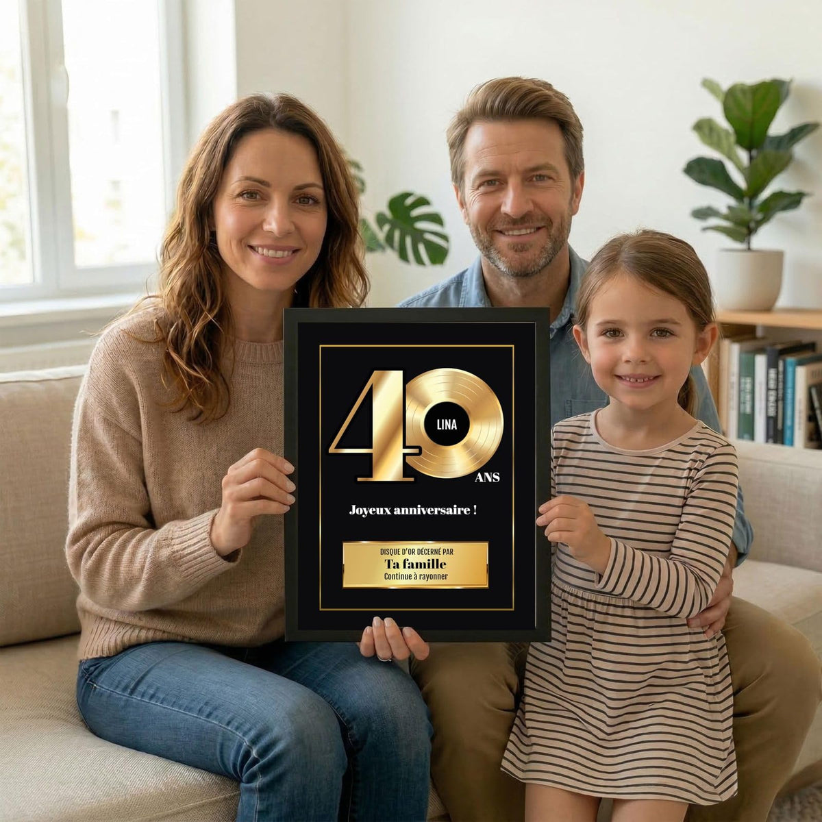 Exemple d'usage en famille : disque d'or des 40 ans en cadre noir, prénom sur le disque, signature comme « Ta famille » ou libre, livré chez vous (exemple)