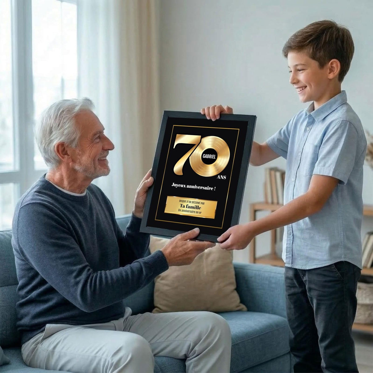 Exemple d'usage : un disque d'or des 70 ans en cadre noir offert en cadeau d'anniversaire, avec prénom et « décerné par » au choix, livré chez vous (exemple)