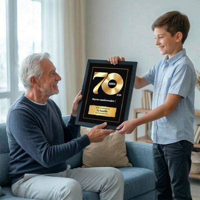 Exemple d'usage : un disque d'or des 70 ans en cadre noir offert en cadeau d'anniversaire, avec prénom et « décerné par » au choix, livré chez vous (exemple)
