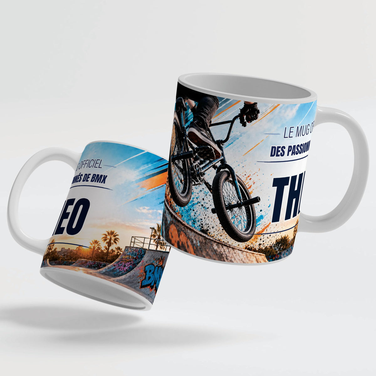 Le mug BMX de 330 ml vu de deux côtés, en céramique blanche : prénom et texte au choix ; anse et intérieur blancs, noirs, rouges, bleus, verts, roses ou dorés ; livré chez vous (exemple)