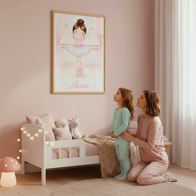 Ballerine aquarelle au prénom en cadre bois clair au-dessus d'un lit, un exemple de déco de chambre de fille ; teint, cheveux et couleur du prénom au choix, livrée chez vous (exemple)