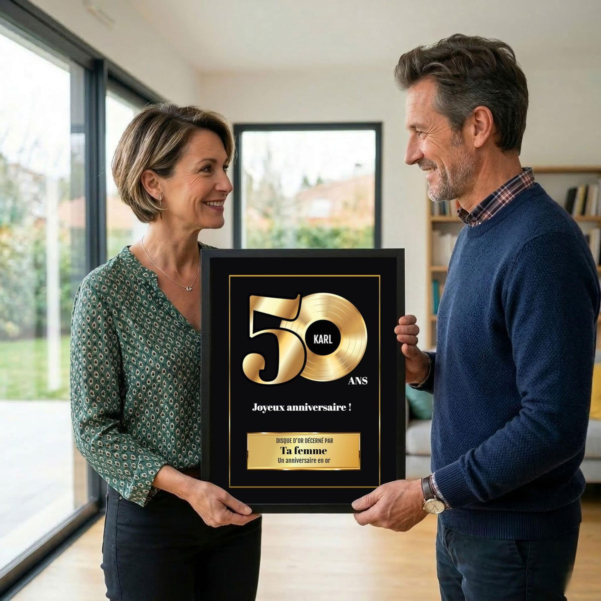 Exemple d'usage : un disque d'or des 50 ans en cadre noir offert en cadeau d'anniversaire, avec prénom et « décerné par » au choix, livré chez vous (exemple)