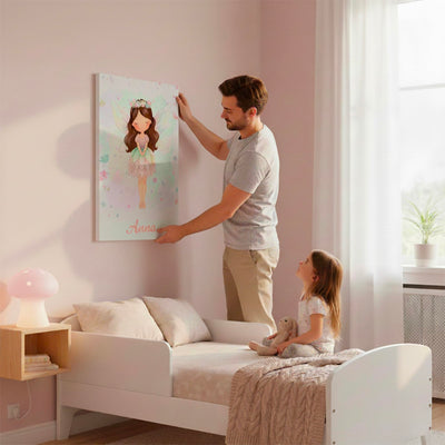 Petite fée aquarelle au prénom sur toile canvas, accrochée au mur d'une chambre d'enfant : un exemple de déco pastel, teint et cheveux au choix, imprimée puis livrée chez vous (exemple)