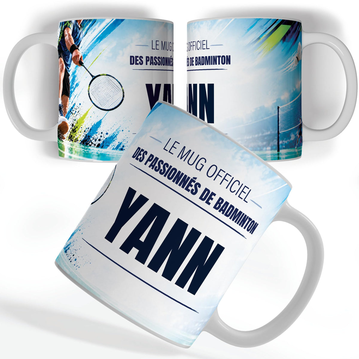 Mug badminton personnalisé avec prénom, vu sous trois angles : un joueur fendu, raquette tendue, décor imprimé à 360° sur céramique blanche ; livré chez vous (exemple)