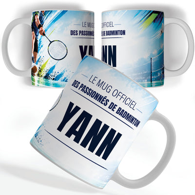 Mug badminton personnalisé avec prénom, vu sous trois angles : un joueur fendu, raquette tendue, décor imprimé à 360° sur céramique blanche ; livré chez vous (exemple)
