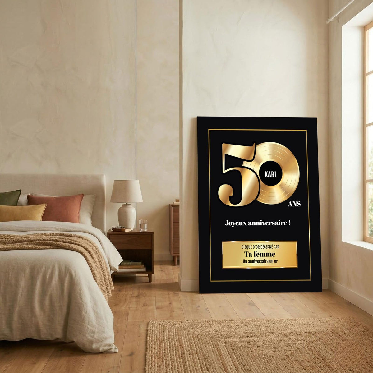 Disque d'or « 50 ans » imprimé sur toile canvas tendue sur châssis, posé dans une chambre ; prénom, signature et message au choix, livré chez vous (exemple)