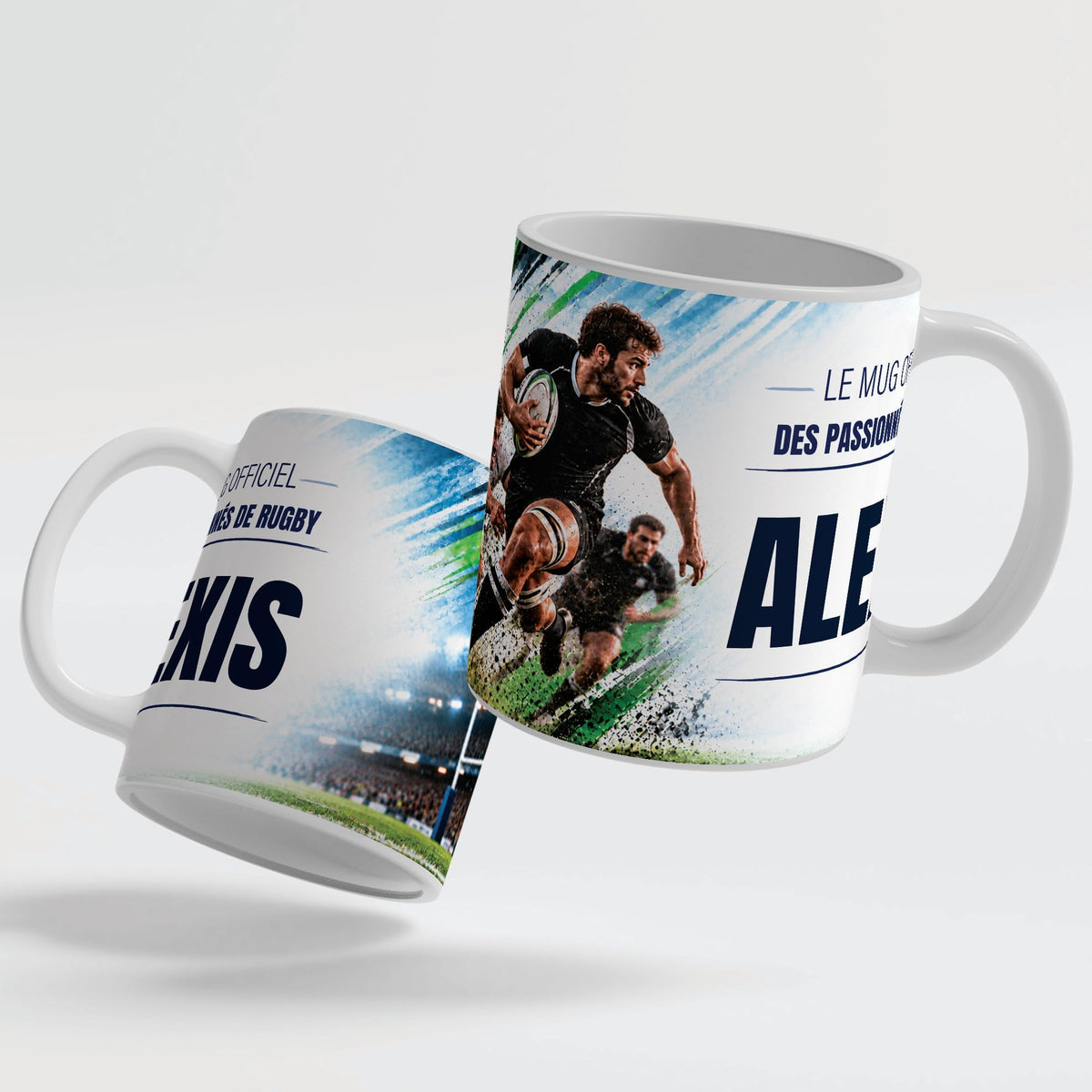 Deux faces du mug rugby : le décor continue d'une face à l'autre, prénom au centre ; mug blanc, anse et intérieur colorés ou version magique au choix, livré chez vous (exemple)