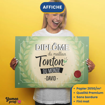 Diplôme « du meilleur tonton du monde » imprimé en affiche (poster) sur papier mat sans bordure, tenu à deux mains ; son prénom en grand, livré roulé chez vous (exemple)