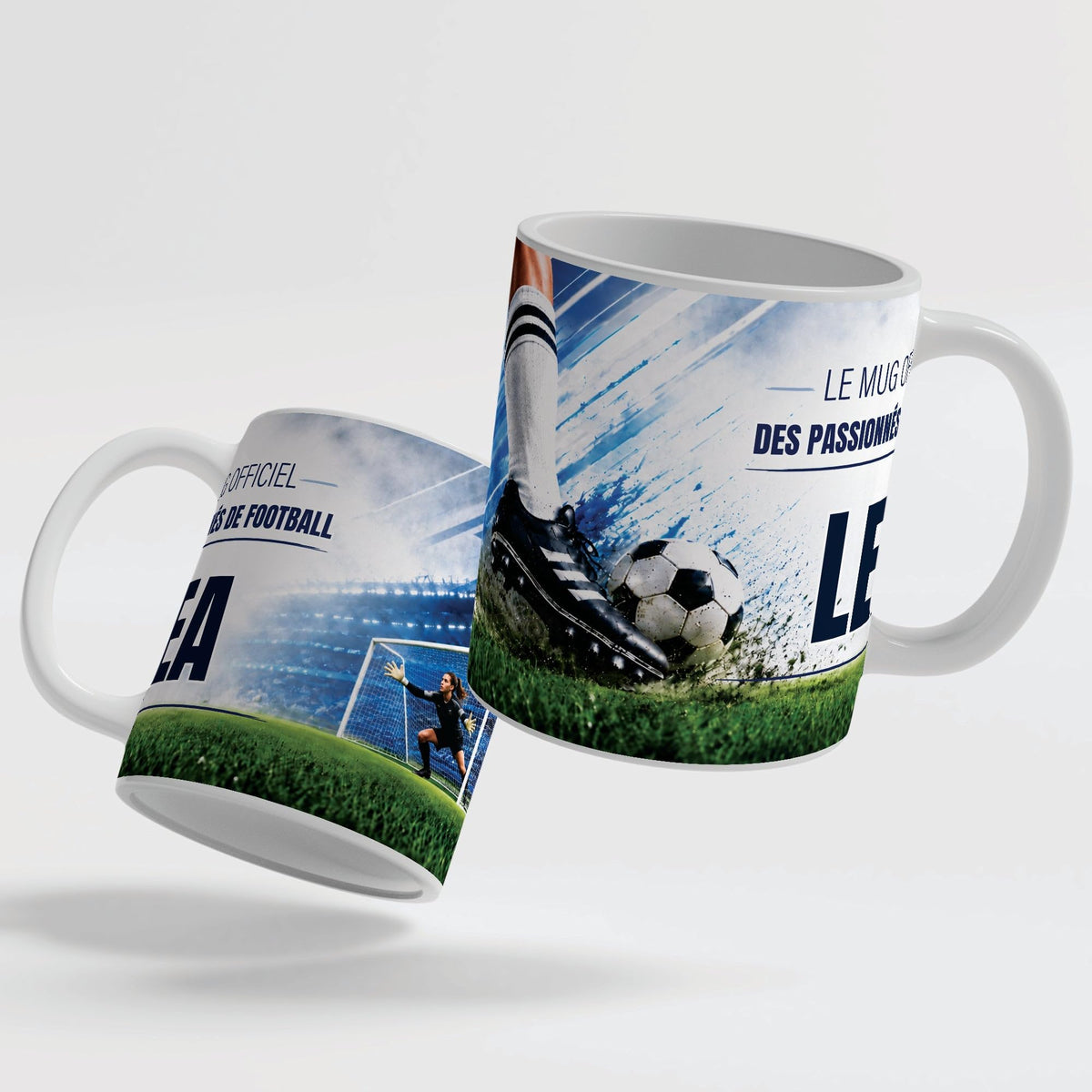 Le mug football de 330 ml vu de deux côtés, en céramique blanche : prénom et texte au choix ; anse et intérieur blancs, noirs, rouges, bleus, verts, roses ou dorés ; livré chez vous (exemple)