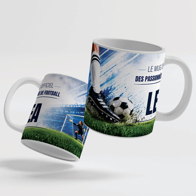 Le mug football de 330 ml vu de deux côtés, en céramique blanche : prénom et texte au choix ; anse et intérieur blancs, noirs, rouges, bleus, verts, roses ou dorés ; livré chez vous (exemple)