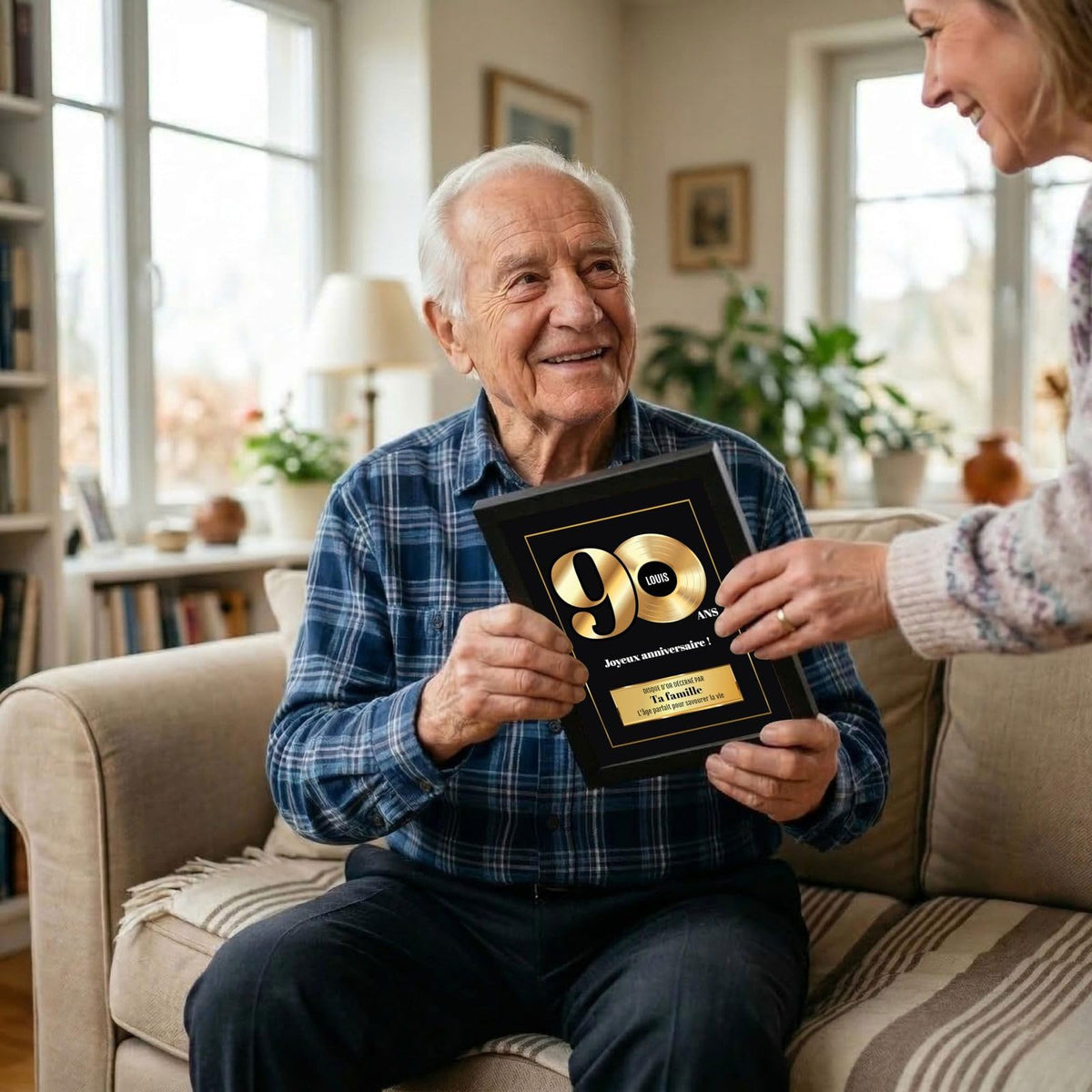 Exemple d'usage : remise du disque d'or « 90 ans » en cadre noir, personnalisé au prénom avec signature et message choisis, imprimé et livré (exemple)