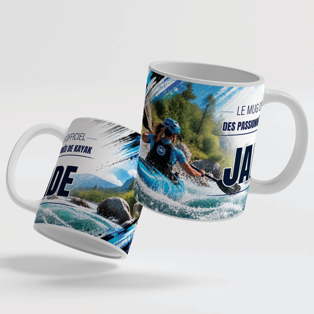 Le mug kayak de 330 ml vu de deux côtés, en céramique blanche : prénom et texte au choix ; anse et intérieur blancs, noirs, rouges, bleus, verts, roses ou dorés ; livré chez vous (exemple)