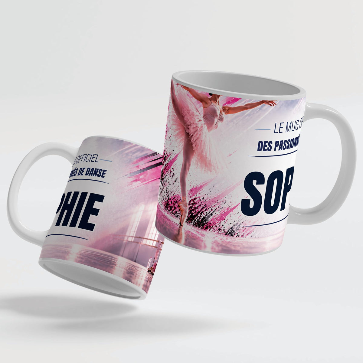 Le mug danse classique de 330 ml vu de deux côtés, en céramique blanche : prénom et texte au choix ; anse et intérieur blancs, noirs, rouges, bleus, verts, roses ou dorés ; livré chez vous (exemple)