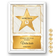 Étoile de star personnalisée façon Walk of Fame : étoile dorée sur marbre blanc veiné d'or en cadre blanc, prénom, pictogramme parmi six et message au choix, imprimée et livrée chez vous (exemple)