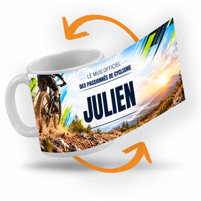 Décor VTT imprimé à 360° sur le mug : un vététiste sur un sentier caillouteux de montagne, le soleil qui se couche sur les sommets en fond ; prénom au centre, livré chez vous (exemple)