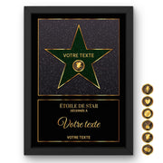 Étoile de star personnalisée façon Walk of Fame : étoile verte pailletée sur fond noir en cadre noir, prénom, pictogramme parmi six et message au choix, imprimée et livrée chez vous (exemple)