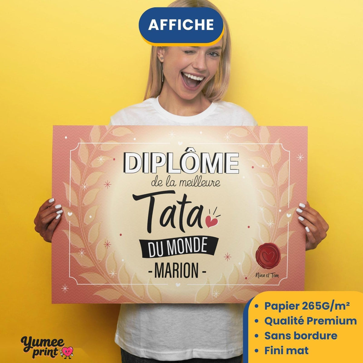 Diplôme « de la meilleure tata du monde » imprimé en affiche (poster) sur papier mat sans bordure, tenu à deux mains ; son prénom en grand, livré roulé chez vous (exemple)