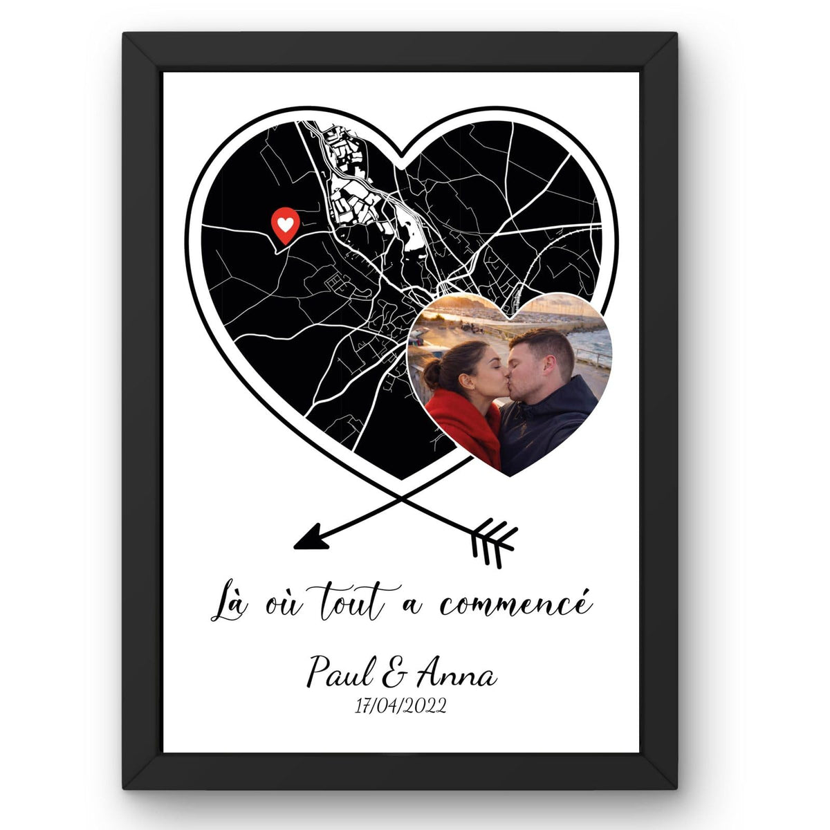 Carte de votre lieu de rencontre en cœur noir sur fond blanc, votre photo dans un petit cœur, flèches croisées, épingle rouge, phrase, prénoms et date, en cadre noir livré chez vous (exemple)