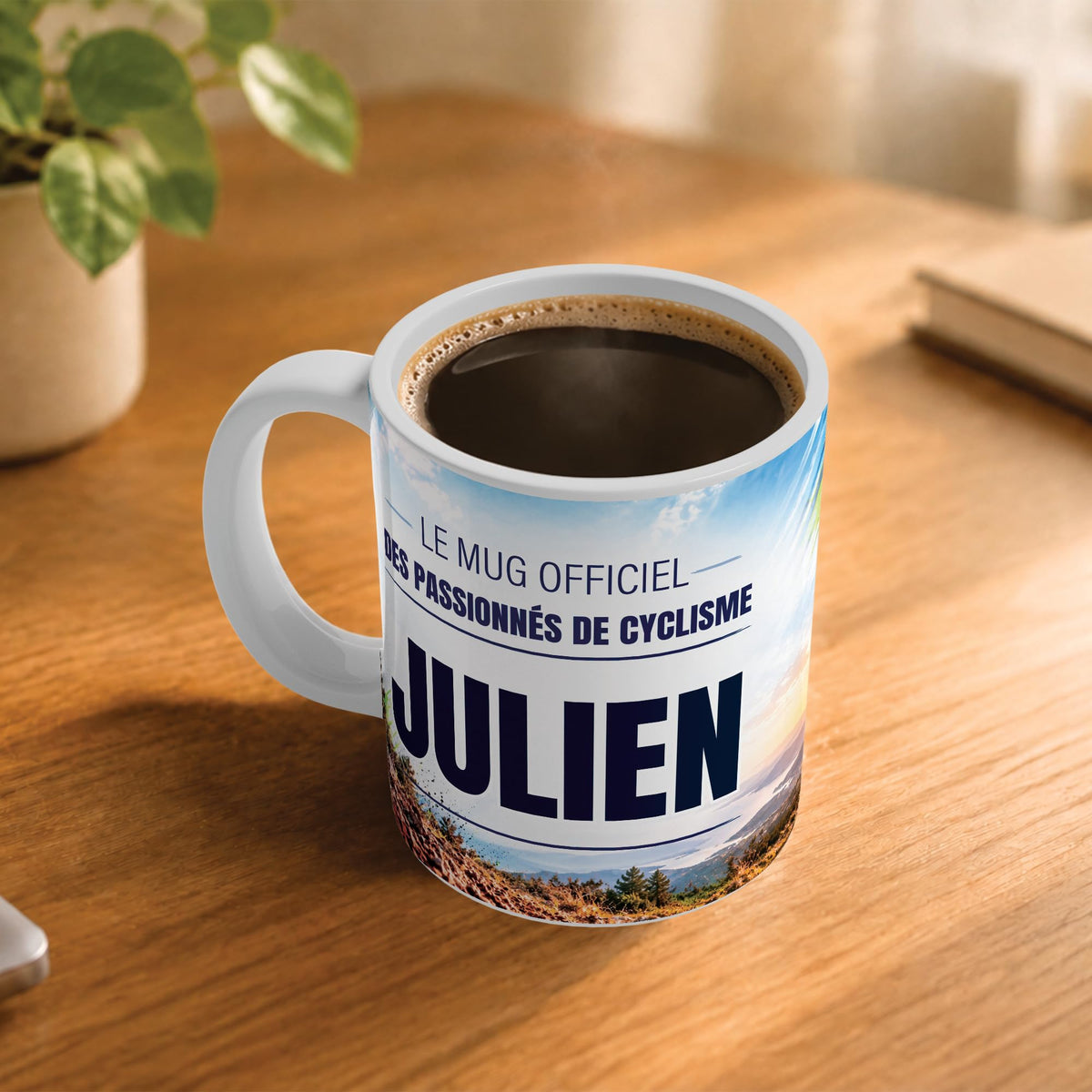 Exemple d'usage : le mug VTT rempli de café sur une table en bois ; 330 ml de céramique blanche, votre prénom imprimé sous le titre, livré à domicile (exemple)